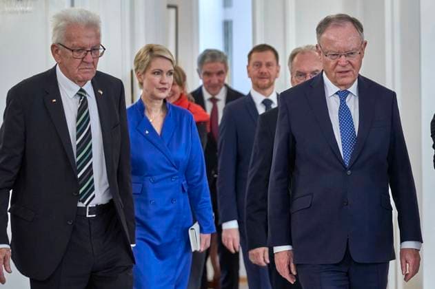 Wilfried Kretschmann, Manuela Schwesig and Stephan Weil at the awarding of the special level of the Grand Cross of the Order of Merit of the Federal Republic of Germany to President Biden for his commitment to German-American friendship and the transatlantic partnership at Bellevue Palace Berlin, 18 10 204 Foto:xU.xStammx xFuturexImagex ordensverleihung_4006