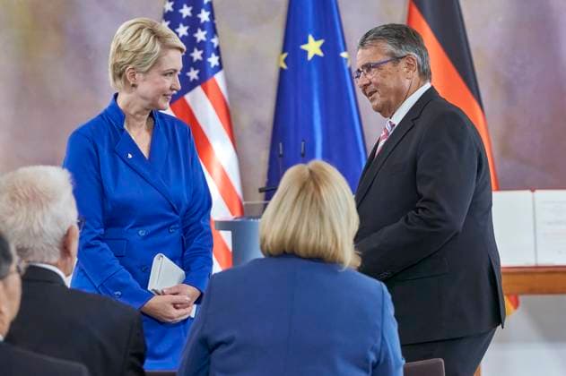Manuela Schwesig and Sigmar Gabriel at the awarding of the special level of the Grand Cross of the Order of Merit of the Federal Republic of Germany to President Biden for his commitment to German-American friendship and the transatlantic partnership at Bellevue Palace Berlin, 18 10 204 Foto:xU.xStammx xFuturexImagex ordensverleihung_4007