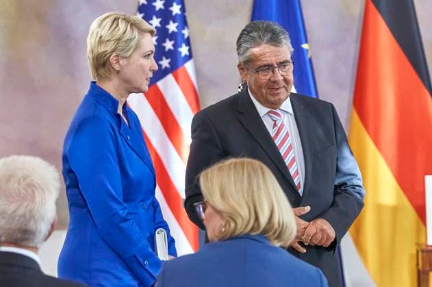 Manuela Schwesig and Sigmar Gabriel at the awarding of the special level of the Grand Cross of the Order of Merit of the Federal Republic of Germany to President Biden for his commitment to German-American friendship and the transatlantic partnership at Bellevue Palace Berlin, 18 10 204 Foto:xU.xStammx xFuturexImagex ordensverleihung_4008