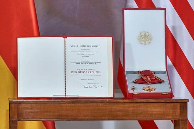 Award of the special level of the Grand Cross of the Order of Merit of the Federal Republic of Germany to President Biden for his commitment to German-American friendship and the transatlantic partnership at Bellevue Palace Berlin, 18 10 204 Foto:xU.xStammx xFuturexImagex ordensverleihung_4016