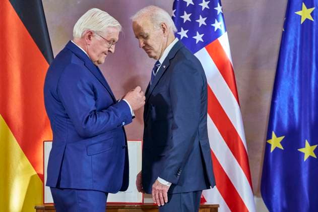 Bilder des Jahres 2024, News 10 Oktober News Themen der Woche KW42 News Bilder des Tages Frank-Walter Steinmeier und Joe Biden bei der Verleihung der Sonderstufe des Großkreuzes des Verdienstordens der Bundesrepublik Deutschland an Präsident Biden für dessen Einsatz für die deutsch-amerikanische Freundschaft und die transatlantische Partnerschaft im Schloss Bellevue. Berlin, 18.10.204 *** Frank Walter Steinmeier and Joe Biden at the awarding of the special level of the Grand Cross of the Order of Merit of the Federal Republic of Germany to President Biden for his commitment to German-American friendship and the transatlantic partnership at Bellevue Palace Berlin, 18 10 204 Foto:xU.xStammx xFuturexImagex ordensverleihung_4027