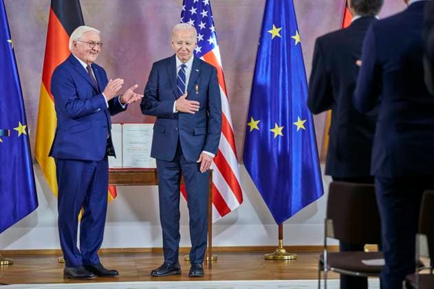 Frank Walter Steinmeier and Joe Biden at the awarding of the special level of the Grand Cross of the Order of Merit of the Federal Republic of Germany to President Biden for his commitment to German-American friendship and the transatlantic partnership at Bellevue Palace Berlin, 18 10 204 Foto:xU.xStammx xFuturexImagex ordensverleihung_4031