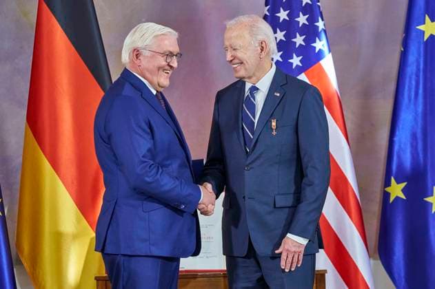 Frank Walter Steinmeier and Joe Biden at the awarding of the special level of the Grand Cross of the Order of Merit of the Federal Republic of Germany to President Biden for his commitment to German-American friendship and the transatlantic partnership at Bellevue Palace Berlin, 18 10 204 Foto:xU.xStammx xFuturexImagex ordensverleihung_4036