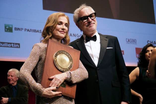 French actress Isabelle Huppert (L) receives Lumière award from Mexican director Alfonso Cuaron (R) during the Lumière Festival gala at the Congress Center in Lyon on 18 October 2024. Huppert receives Lumière award !ACHTUNG: NUR REDAKTIONELLE NUTZUNG!  Copyright: xJavierxVillagarcíax GRAF5300 20241018-55014980192_1