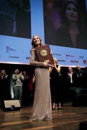 French actress Isabelle Huppert poses with the Lumière award for her cereer during the Lumière Festival gala at the Congress Center in Lyon on 18 October 2024. Huppert receives Lumière award !ACHTUNG: NUR REDAKTIONELLE NUTZUNG!  Copyright: xJavierxVillagarcíax GRAF5301 20241018-55014980196_1