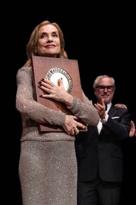 Isabelle Huppert receives the Prix Lumière 2024 at the Festival Lumière in Lyon on 10 18 2024 Photo Sandrine Thesillat Panoramic PEOPLE Price Lumiere Festival Lumiere 2024 Lyon 10 18 2024 SandrineThesillat Panoramic 