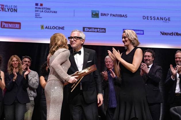 Alfonso Cuaron and Noémie Merlant present the Prix Lumière 2024 to Isabelle Huppert at the Festival Lumière in Lyon on 10 18 2024 Photo Sandrine Thesillat Panoramic PEOPLE Price Lumiere Festival Lumiere 2024 Lyon 10 18 2024 SandrineThesillat Panoramic 