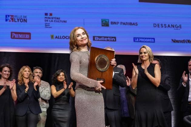 Isabelle Huppert receives the Prix Lumière 2024 at the Festival Lumière in Lyon on 10 18 2024 Photo Sandrine Thesillat Panoramic PEOPLE Price Lumiere Festival Lumiere 2024 Lyon 10 18 2024 SandrineThesillat Panoramic 