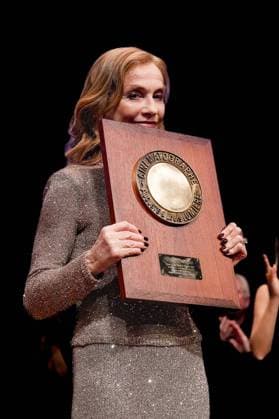 Isabelle Huppert receives the Prix Lumière 2024 at the Festival Lumière in Lyon on 10 18 2024 Photo Sandrine Thesillat Panoramic PEOPLE Price Lumiere Festival Lumiere 2024 Lyon 10 18 2024 SandrineThesillat Panoramic 