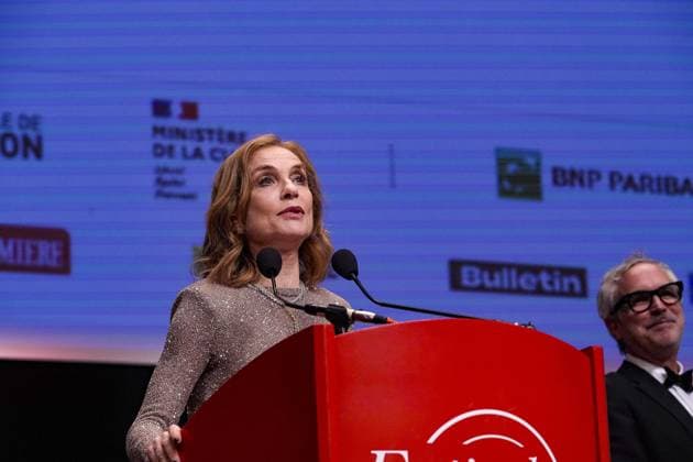 Isabelle Huppert receives the Prix Lumière 2024 at the Festival Lumière in Lyon on 10 18 2024 Photo Sandrine Thesillat Panoramic PEOPLE Price Lumiere Festival Lumiere 2024 Lyon 10 18 2024 SandrineThesillat Panoramic 