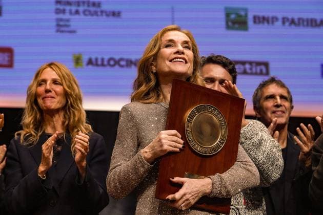 Isabelle Huppert receives the Prix Lumière 2024 at the Festival Lumière in Lyon on 10 18 2024 Photo Sandrine Thesillat Panoramic PEOPLE Price Lumiere Festival Lumiere 2024 Lyon 10 18 2024 SandrineThesillat Panoramic 