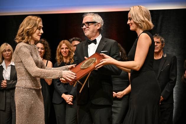 16th Lumiere Film Festival Lumiere Award Ceremony Isabelle Huppert, Alfonso Cuaron, Noemie Merlant attending the Lumiere Award Ceremony ( Prix Lumiere ) during the 16th Lumiere Film Festival in Lyon, France on October 18, 2024. Photo by Julien Reynaud APS-Medias ABACAPRESS.COM Lyon France  Copyright: xReynaudxJulien APS-Medias ABACAx