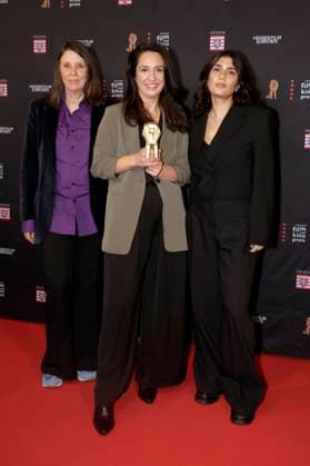 Guest, Asli Özarslan and Fatma Aydemir at the 35 award ceremony of the Hessian Film and Cinema Prize 2024 in the Alte Oper Frankfurt am Main, 18 10 2024 Foto:xP.xBackx xFuturexImagex filmpres_hessen_4052
