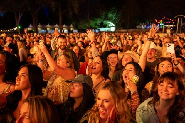 October 18, 2024, Sacramento, Ca, USA: Fans cheer for Elle King during her performance at the Golden Sky Music Festival at Discovery Park on Friday, Oct. 18, 2024 in Sacramento. Sacramento USA - ZUMAj89_ 20241018_zaf_j89_001 Copyright: xPaulxKitagakixJr.x