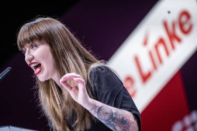 Hallescher Parteitag 2024 Die Linke Heidi Reichinnek während ihrer Rede;Hallescher Parteitag 2024 Die Linke , Halle an der Saale Sachsen-Anhalt Deutschland Messe *** Halle Party Congress 2024 Die Linke Heidi Reichinnek during her speech Halle Party Congress 2024 Die Linke , Halle an der Saale Saxony-Anhalt Germany Trade fair