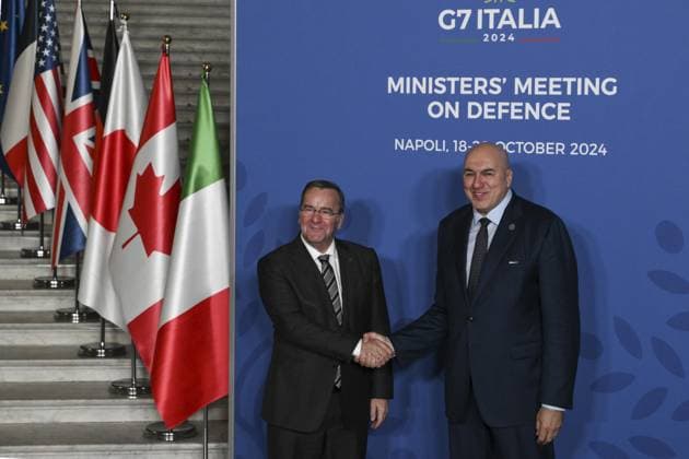 News Themen der Woche KW42 News Bilder des Tages October 19, 2024, Napoli: Guido Crosetto (R) minister of Defense of Italy welcomes Boris Pistorius Minister of defense of Germany at the G7 Ministers Meeting on defence in Naples, Italy, 19 october 2024 CIRO FUSCO Napoli  - ZUMAa110 20241019_zaf_a110_012 Copyright: xCiroxFuscox