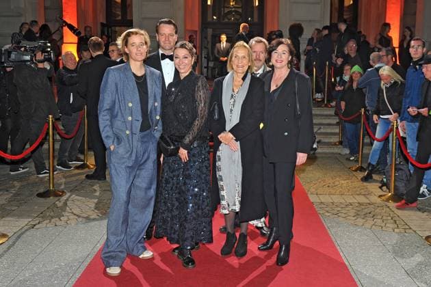 Hessischer Film und Kinopreis 2024 Pia Strietmann , Ursula Strauss and the cast of Herrhausen on the occasion of the award ceremony of the Hessischer Film und Kinopreis on 18 10 2024 in the Alte Oper, Frankfurt Main 20241018MWI010680