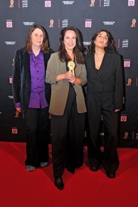 Hessian Film and Cinema Award 2024 Fatma Aydemir , Asli Özarslan and Claudia Schäfer on the occasion of the award ceremony of the Hessian Film and Cinema Award on 18 10 2024 in the Alte Oper, Frankfurt Main 20241018MWI010955