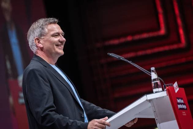 Hallescher Parteitag 2024 Die Linke Jan van Aken, designierter Parteivorsitzender, hält seine Vorstellungsrede vor dem Parteitag;Hallescher Parteitag 2024 Die Linke , Halle an der Saale Sachsen-Anhalt Deutschland Messe *** Halle Party Conference 2024 Die Linke Jan van Aken, designated party chairman, gives his introductory speech before the party conference Halle Party Conference 2024 Die Linke , Halle an der Saale Saxony-Anhalt Germany Trade fair