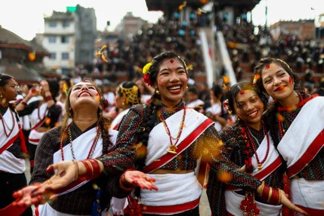 Bilder des Jahres 2024, News 10 Oktober News Themen der Woche KW42 News Bilder des Tages (241019) -- KATHMANDU, Oct. 19, 2024 -- Artists perform during a musical event at Hanuman Dhoka Durbar Square in Kathmandu, Nepal, Oct. 19, 2024. (Photo by Xinhua) NEPAL-KATHMANDU-ART PERFORMANCES SulavxShrestha 