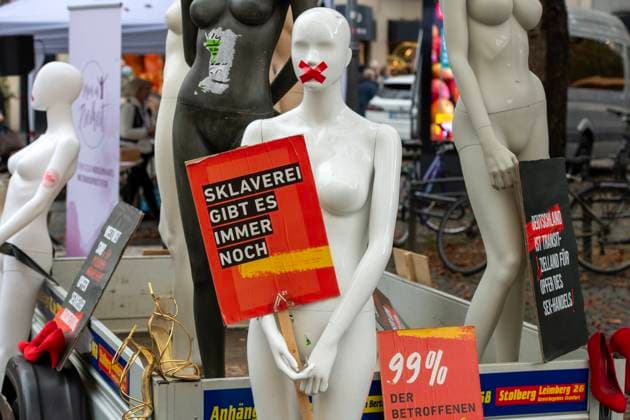 Walk for Freedom - Zwangsprostitution und Menschenhandel in Deutschland. Der Bonner Verein Leben in Freiheit e.V. rief am 19. Oktober 2024 zu einem Walk for Freedom auf, um auf die in Deutschland allgegenwärtige Zwangsprostitution und auf Menschenhandel hinzuweisen. Neben einem Marsch mit schwarzen Regenschirmen präsentierte der Verein auf dem Münsterplatz in Bonn weibliche Puppen, zum Teil mit Klebestreifen vor dem Mund, und Displays mit Kurzinformationen. Der Verein versucht, betroffenen Frauen zu helfen. Bonn Nordrhein-Westfalen Deutschland *** Walk for Freedom Forced prostitution and human trafficking in Germany The Bonn-based association Leben in Freiheit e V called for a Walk for Freedom on October 19, 2024 to draw attention