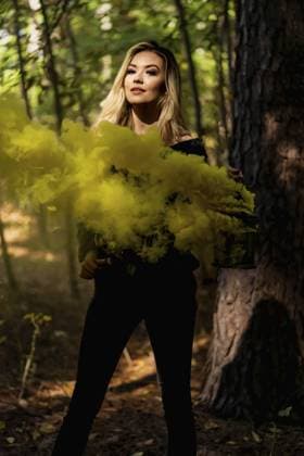 Creative Highlights Symbolfotos Ein wunderschönes blondes Model genießt das Herbstwetter im Freien A gorgeous blonde model enjoys the outdoor fall weather Copyright: imageBROKER WalterxGxArcexSrxGri ibxiqx11498150.jpg ,model released, Symbolfoto ,property released