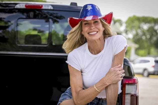 Ein atemberaubendes reifes Model strahlt Freude aus, als sie den 4. Juli in einem festlichen rot weiß blauen Cowboyhut feiert. Ihr Lächeln strahlt, während sie die Vorfeierlichkeiten genießt, und verkörpert patriotischen Geist und Spaß A stunning mature model radiates joy as she celebrates the 4th of July in a festive red, white, and blue cowboy hat. Her smile beams as she enjoys the pre-festivities, embodying patriotic spirit and fun Copyright: imageBROKER WalterxGxArcexSrxGri ibxiqx11495397.jpg ,model released, Symbolfoto ,property released