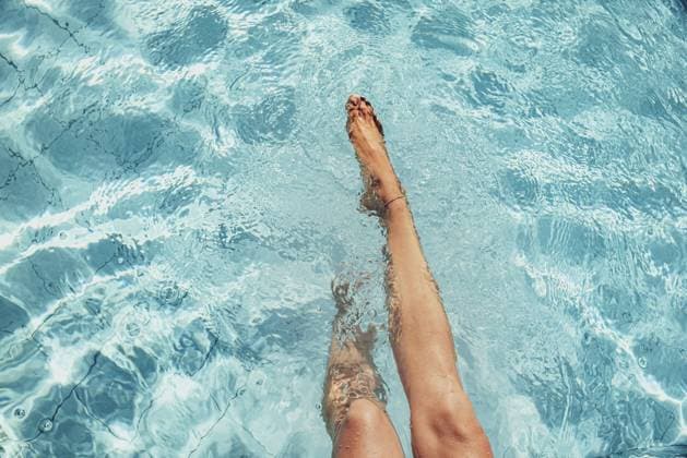 Creative Highlights Symbolfotos Schöne Beine einer Frau plantschen im türkisfarbenen Pool Beautiful legs of a woman splashing in a turquoise-coloured pool Copyright: imageBROKER ThomasxBaur ibxtba11586607.jpg ,model released, Symbolfoto ,property released