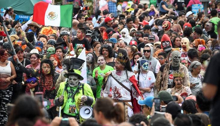 October 19, 2024, Mexico City, Mexico City, Mexico: Thousands of people participated today in the traditional Walking Dead Parade through the streets of Mexico City. Mexico City Mexico - ZUMAn296 20241019_zip_n296_011 Copyright: xJorgexNunezx