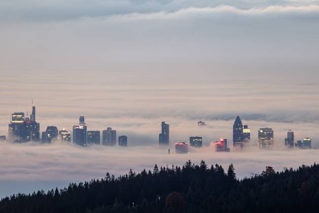 News Themen der Woche KW42 News Bilder des Tages Frankfurt im Nebel Die Skyline von Frankfurt am Main ragt am frühen Morgen vor Sonnenaufgang aus einer Nebeldecke., Schmitten Hessen Deutschland *** Frankfurt in the fog The skyline of Frankfurt am Main rises out of a blanket of fog in the early morning before sunrise , Schmitten Hessen Germany