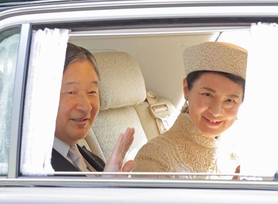 Entertainment Themen der Woche KW42 Entertainment Bilder des Tages Japanese emperor and empress Japanese Emperor Naruhito and Empress Masako travel to the Akasaka Estate in Tokyo by car to celebrate former Empress Michiko s 90th birthday on Oct. 20, 2024. (Pool photo)  A14AA0003608306P