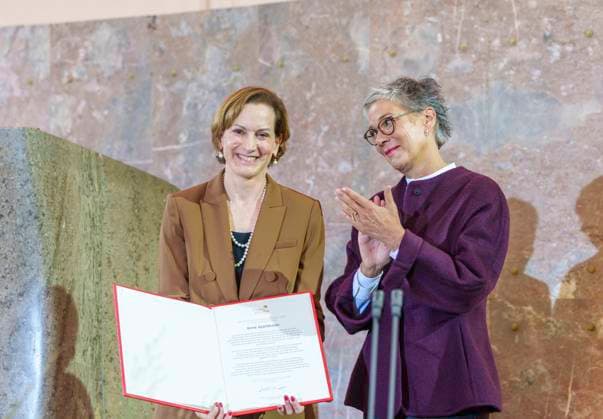 Bilder des Jahres 2024, Entertainment 10 Oktober Entertainment Themen der Woche KW42 Entertainment Bilder des Tages Frankfurt Main, Hessen, Deutschland, 20.10.2024: Paulskirche: Verleihung des Friedenspreises des Buchhandels an Anne Applebaum: Karin Schmidt-Friderichs, Vorsteherin des Börsenvereins des Deutschen Buchhandels (rechts), übergibt die Auszeichnung (Foto: Andreas Arnold - Pool) *** Frankfurt Main, Hesse, Germany, 20 10 2024 Paulskirche Presentation of the Peace Prize of the Book Trade to Anne Applebaum Karin Schmidt Friderichs, President of the German Publishers and Booksellers Association, right, presents the award Photo Andreas Arnold Pool Copyright: xAndreasxArnoldx-xPool dtsxNachrichtenagenturx dts_49241