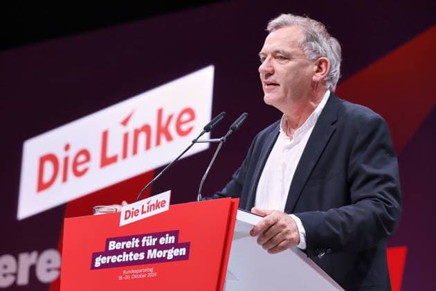 News Themen der Woche KW42 News Bilder des Tages Halle (Saale), Sachsen-Anhalt, Deutschland, 20.10.2024: Messe: Linken-Parteitag - Tag 3: Der am Vortag zum Parteichef gewählte Jan van Aken hält eine Rede *** Halle Saale , Saxony-Anhalt, Germany, 20 10 2024 Left Party Conference Day 3 Jan van Aken, elected party leader the day before, gives a speech Copyright: xdtsxNachrichtenagenturx dts_49253