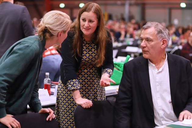 Halle (Saale), Sachsen-Anhalt, Deutschland, 20.10.2024: Messe: Linken-Parteitag: Die neue Parteichefin Ines Schwerdtner spricht mit ihrer Vorgängerin Janine Wissler, der neue Co-Chef Jan van Aken hört zu *** Halle Saale , Saxony-Anhalt, Germany, 20 10 2024 Left Party Conference The new party leader Ines Schwerdtner talks to her predecessor Janine Wissler, the new co-leader Jan van Aken listens Copyright: xdtsxNachrichtenagenturx dts_49310