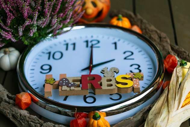 Zeitumstellung im Herbst: Sommerzeit endet noch im Oktober und die Winterzeit beginnt. Die Uhr wird am 27. Oktober 2024 in der Nacht von Samstag auf Sonntag um 03:00 Uhr auf 02:00 zurückgestellt. Die Nacht ist also eine Stunde kürzer. Morgens ist es länger dunkel, dafür ist es aber abends länger hell. (Symbolfoto, Thememfoto) *** Time changeover in autumn Summer time ends in October and winter time begins The clock will be set back to 02 00 on October 27, 2024 on the night from Saturday to Sunday at 03 00 The night is therefore one hour shorter It is dark for longer in the morning, but it is light for longer in the evening Symbol photo, Thememfoto Foto:xB.xSchubertx xFuturexImagex zeitumstellung_4005