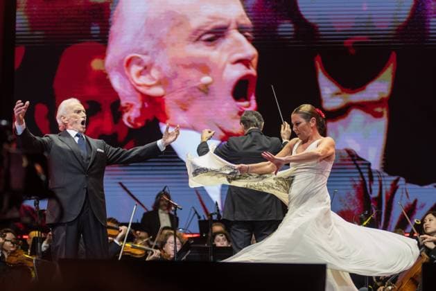 Bilder des Jahres 2024, Entertainment 10 Oktober Entertainment Themen der Woche KW42 Josep Carreras and Sara Baras close the Cultural Regatta in Barcelona The singer, composer and orchestra conductor Josep Carreras and the dancer and choreographer Sara Baras during a performance, in Passeig de Gràcia, on October 20, 2024, in Barcelona, Catalunya Espana The event, outdoors and free, is part of the events to commemorate the 200th anniversary of Passeig de Gràcia, promoted by the Fundació Barcelona Promoció 20 OCTOBER 2024 Barcelona Catalunya Catalunya Barcelona Catalunya Espana  Copyright: xAlbertoxParedesx 6288964