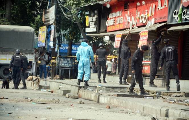 News Themen der Woche KW42 News Bilder des Tages Indien, Explosion nahe Polizeischule in Neu-Delhi NEW DELHI, INDIA - OCTOBER 20: NSG at the spot after a blast near CRPF School in Prashant Vihar , on October 20, 2024 in New Delhi, India. A major explosion rocked the Prashant Vihar area near Rohini on Sunday morning. While no injuries were reported, nearby vehicles and properties were damaged, police said. Officials at the scene told that traces of low explosives and other materials commonly used in crude bombs were found. (Photo by Arvind Yadav Hindustan Times ) Blast Near Rohini CRPF School Sends City On High Alert