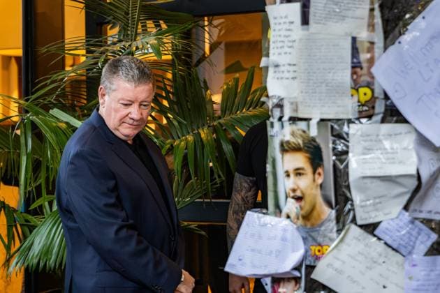 Bilder des Jahres 2024, Entertainment 10 Oktober Entertainment Themen der Woche KW42 Liam Payne s father in Buenos Aires, Argentina - 18 Oct 2024 Liam Payne s father walks around the altar erected in tribute to his son. On the right, a picture of the singer is seen stuck to the tree on the sidewalk of the hotel along with letters and condolences written by fans. Geoff Payne, Liam s father, arrives at the Casa Sur hotel in the Palermo neighborhood where his son died, after having been at the morgue to identify the body. Fans set up an altar at the door of the hotel where the young 31-year-old musician was staying to pay tribute to him. Buenos Aires Argentina Copyright: xRosanaxAlvarezxMullnerx xSOPAxImagesx RAMULLNER_11