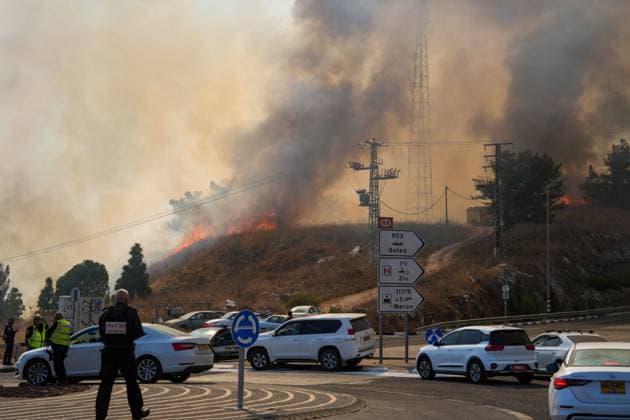Bilder des Jahres 2024, News 10 Oktober News Themen der Woche KW42 News Bilder des Tages Nahostkonflikt, Israel, Eindrücke aus Rosch Pina (241021) -- ROSH PINA, Oct. 21, 2024 -- Fire and smoke are seen following rocket attacks from Lebanon, in Rosh Pina, northern Israel, on Oct. 20, 2024. Hezbollah said in separate statements that its fighters targeted several Israeli sites with rockets and drones, including the Filon base, headquarters of the 210th Division in northern Israel, the Samson base west of Lake Tiberias, Beria Air Defense and Missile Base, and the city of Haifa. The group said it also targeted Israeli army gatherings on the outskirts of several Lebanese villages with artillery shells and missiles. ( via Xinhua) ISRAEL-ROSH PINA-HEZBOLLAH-ROCKET-ATTACK AyalxMargolin JINI 
