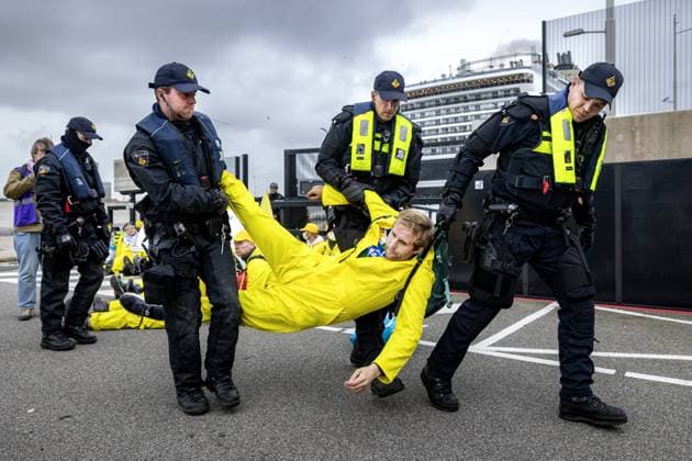 Bilder des Jahres 2024, News 10 Oktober News Themen der Woche KW43 News Bilder des Tages IJMUIDEN - Activists from Extinction Rebellion are led away by police during an action surrounding the arrival of cruise ship MSC Virtuosa at the IJmuiden locks to sail on to Amsterdam. ANP RAMON VAN FLYMEN netherlands out - belgium out  Copyright: xx x511462568x originalFilename: 511462568.jpg