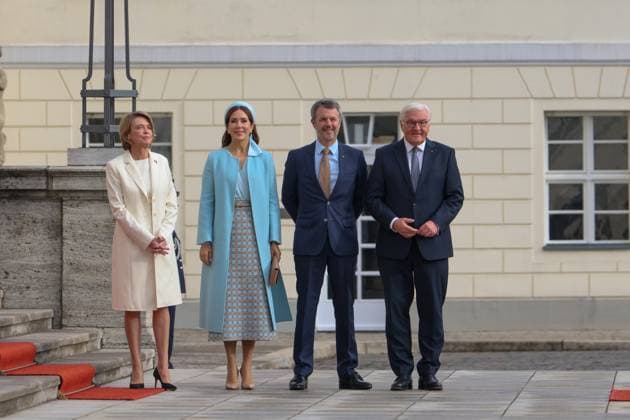 Entertainment Themen der Woche KW43 Entertainment Bilder des Tages Danische Royals in Deutschland. Begrüßung des dänischen Königspaars mit militärischen Ehren durch den Bundespräsidenten. Vlnr. Elke Büdenbender, Ehefrau des Bundespräsidenten; Mary, Königin von Dänemark; Frederik X., König von Dänemark; Frank-Walter Steinmeier, Bundespräsident. DEU, Deutschland, Berlin, 21.10.2024: *** Danish royals in Germany Welcoming the Danish royal couple with military honors by the Federal President Vlnr Elke Büdenbender, wife of the Federal President Mary, Queen of Denmark Frederik X , King of Denmark Frank Walter Steinmeier, Federal President DEU, Germany, Berlin, 21 10 2024