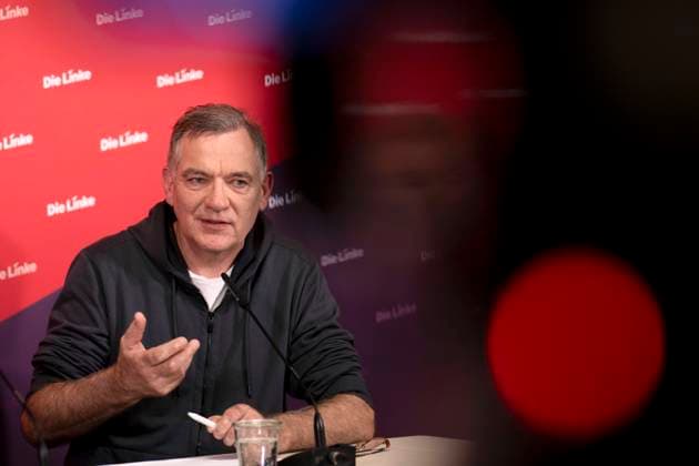 Jan van Aken - Die Linke DEU, Deutschland, Germany, Berlin, 11.10.2024 Jan van Aken, Kandidat als Bundesparteivorsitzender der Partei Linke , bei der Vorstellung waehrend einer Parteiveranstaltung zur Vorstellung der Kandidaten in der Parteizentrale der Partei Die Linke in Berlin Deutschland . Die Linke waehlt ihre neue Spitze auf einem Parteitag vom 18. bis zum 20. Oktober en: Jan van Aken , candidats as federal party chairmen of the Left Party , at the presentation during a party event to introduce the candidates at the party headquarters of the Left Party in Berlin Germany . The Left will elect its new leadership at a party conference from October 18th to 20th *** Jan van Aken Die Linke DEU, Deutschland, Germany, Berlin, 11 10 2024 Ja