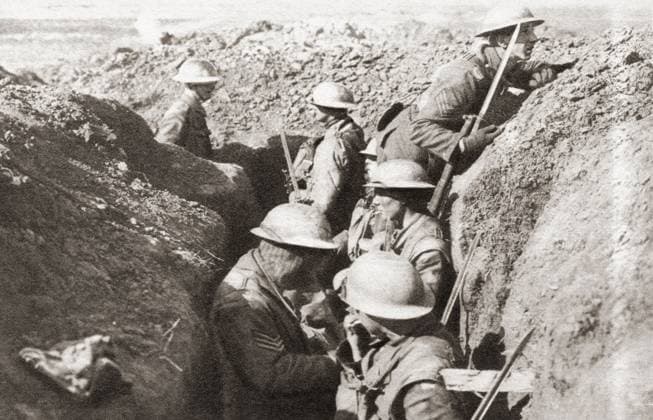 RECORD DATE NOT STATED Tin-hatted British troops in the front line opposite St. Quentin during the advance in 1917 to the Hindenburg line on the Western Front during WWI. Tin-hatted British troops in the front line opposite St. Quentin during the advance in 1917 to the Hindenburg line on the Western Front during WWI. From The Pageant of the Century, published 1934. Copyright: KenxWelshx xDesignxPics 902_05_13257634HighRes