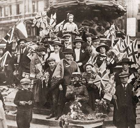 RECORD DATE NOT STATED Londoners celebrating Peace Day at the end of WWI in 1919. Londoners celebrating Peace Day at the end of WWI in 1919. From These Tremendous Years, published 1938. Copyright: KenxWelshx xDesignxPics 902_05_13259778HighRes