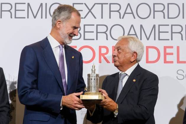 Spanish King Felipe VI (L) receives the Honour Distintion of the Latinamerican Awards of the Golden Tower from hands of the Seville s Trade Chamber president Francisco Herrero (R) during an act held in Seville, Spain 21 October 2024. Spanish King Felipe VI receives the Honour Distintion of the Latinamerican Awards of the Golden Tower !ACHTUNG: NUR REDAKTIONELLE NUTZUNG!  Copyright: xJoséxManuelxVidalx GRAFAND4004 20241021-55015001370_1