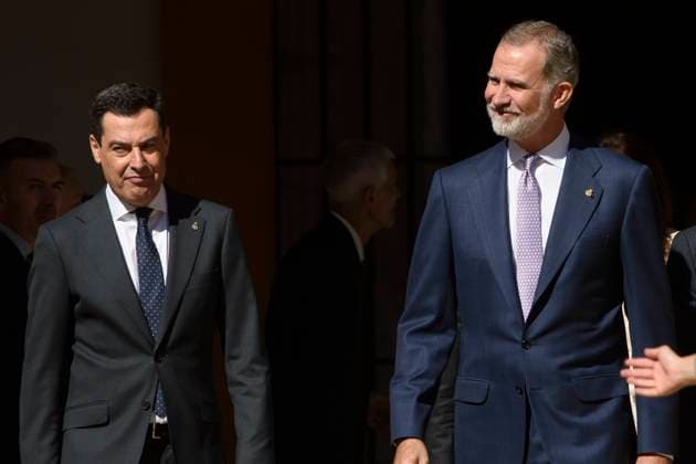 Spanish King Felipe VI (R), next to Andalucia region president Juanma Moreno (L) after receiving the Honour Distintion of the Latinamerican Awards of the Golden Tower from hands of the Seville s Trade Chamber president Francisco Herrero (R) during an act held in Seville, Spain 21 October 2024. Spanish King Felipe VI receives the Honour Distintion of the Latinamerican Awards of the Golden Tower !ACHTUNG: NUR REDAKTIONELLE NUTZUNG!  Copyright: xJoséxManuelxVidalx GRAFAND4012 20241021-55015001404_1