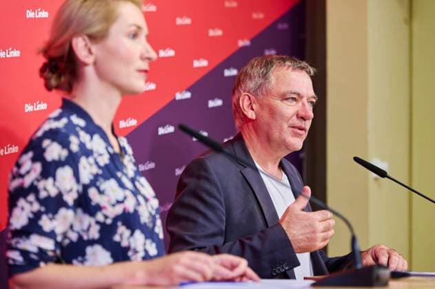 Ines Schwerdtner und Jan van Aken EUR,Deutschland, Berlin: Doppelspitze: Vorsitzende der Partei Die Linke Ines Schwerdtner (li) und Jan van Aken (re) während ihrer ersten gemeinsamen PK im Karl-Liebknecht-Haus in Berlin-Mitte. *** Ines Schwerdtner and Jan van Aken EUR,Germany, Berlin Dual leadership Chairwoman of the Left Party Ines Schwerdtner left and Jan van Aken right during their first joint press conference at the Karl Liebknecht Haus in Berlin Mitte
