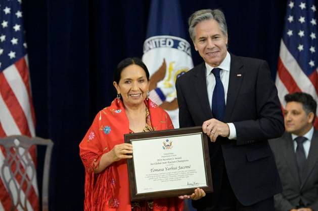News Bilder des Tages DC: Sec Blinken hold a Secretary of State s Award for Global Anti Racism Champions ceremony US State Department Secretary Antony Blinken awards Bolivian Political Leader Tomasa Yarhui Jacom during a Secretary of State s Award for Global Anti-Racism Champions ceremony at State Department Headquarters in Washington DC, USA, on October 21, 2024. WASHINGTON DC USA  Copyright: xLeninxNollyx originalFilename: nollyaraujo-dcsecbli241021_np1fC.jpg