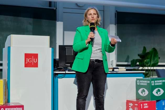 Visions for Climate, Vorlesungsreihe über die Klimakrise an der Johannes Gutenberg-Universität in Mainz gestartet. Begrüssung Katrin Eder, Ministerin für Klimaschutz, Umwelt, Energie und Mobilität des Landes Rheinland-Pfalz. 21.10.24 *** Visions for Climate, lecture series on the climate crisis launched at Johannes Gutenberg University in Mainz Welcoming speech by Katrin Eder, Minister for Climate Protection, Environment, Energy and Mobility of the State of Rhineland-Palatinate 21 10 24