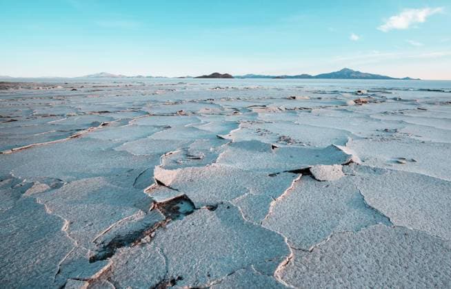 Der Salar de Uyuni, ein Salzsee in den Anden Boliviens, Südamerika Unusual deserted landscaprs in Salar de Uyuni, Bolivia, South America Copyright: xZoonar.com GalynaxAndrushkox 21372087